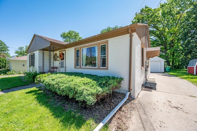 1007 14th Ave, Green Bay, WI 54304 - ranch-style house featuring stucco siding, an outdoor structure, and a front yard