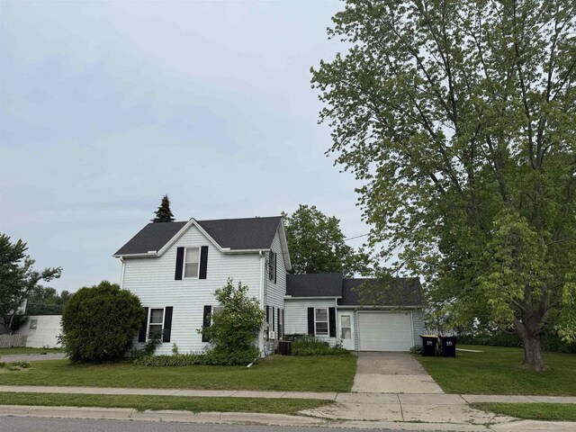 404 Prairie St, Mauston, WI 53948 - traditional-style house featuring driveway, a front yard, and an attached garage
