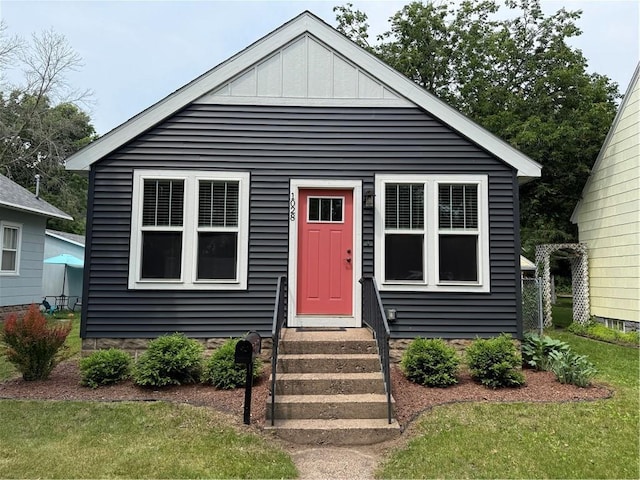 1028 Chauncey St, Eau Claire, WI 54701 - view of front of home featuring board and batten siding and a front yard