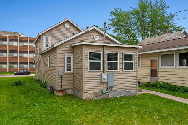 1413 Avon St, La Crosse, WI 54603 - rear view of property featuring a lawn