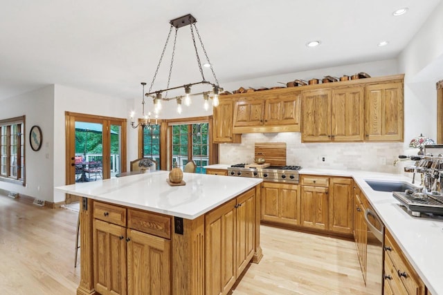 W332S9291 Red Brae Dr, Mukwonago, WI 53149 - kitchen with light wood-type flooring, tasteful backsplash, a kitchen island, light countertops, and a breakfast bar