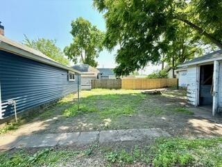 807 Charles St, La Crosse, WI 54603 - view of yard featuring an outbuilding