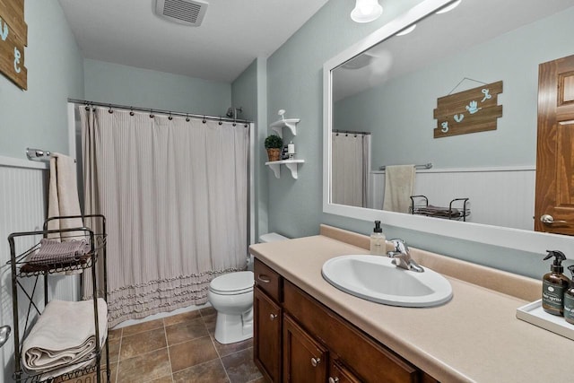 606 E Sheila Ave, Elkhorn, WI 53121 - full bath with vanity and a shower with shower curtain