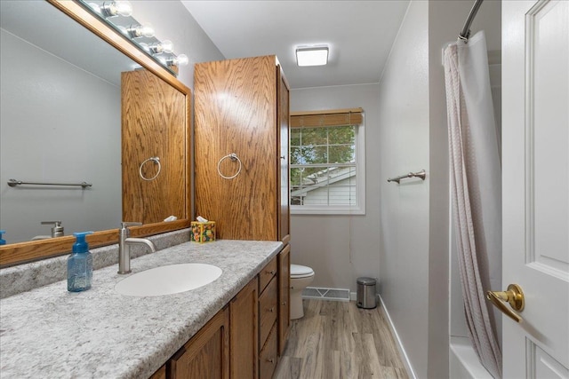 1125 W State St, Marshfield, WI 54449 - bathroom with vanity, wood finished floors, and shower / bath combo
