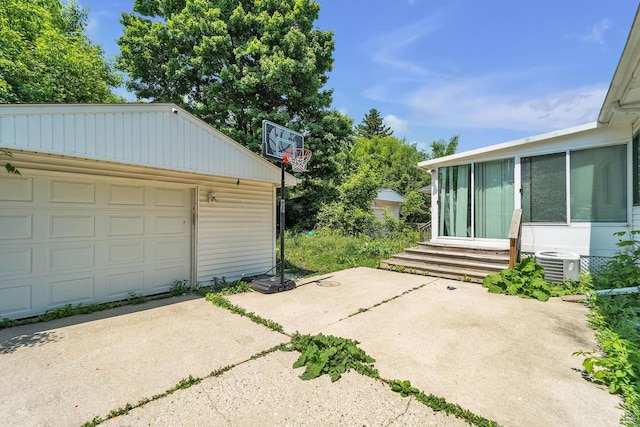 4951 N 49th St, Milwaukee, WI 53218 - garage with driveway
