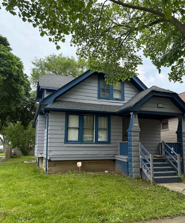 4668 N 29th St, Milwaukee, WI 53209 - bungalow-style home featuring a shingled roof and a front yard
