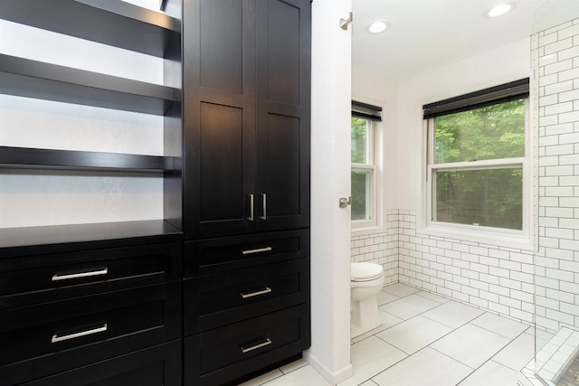 N2559 Pleasant View Ln, Waupaca, WI 54981 - bathroom featuring tile patterned floors, recessed lighting, and tile walls