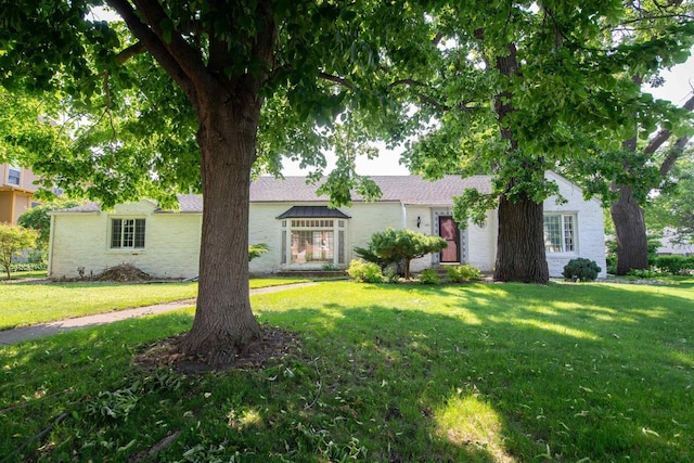645 Wisconsin St, Oshkosh, WI 54901 - view of front facade with a front yard