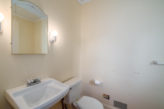 645 Wisconsin St, Oshkosh, WI 54901 - half bath featuring a sink and crown molding