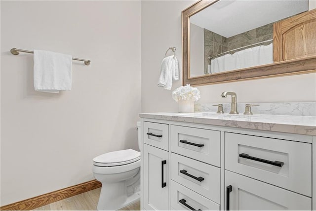 3203 Canterbury Cir, Saint Paul, MN 55125 - bathroom with vanity, a shower with curtain, and wood finished floors