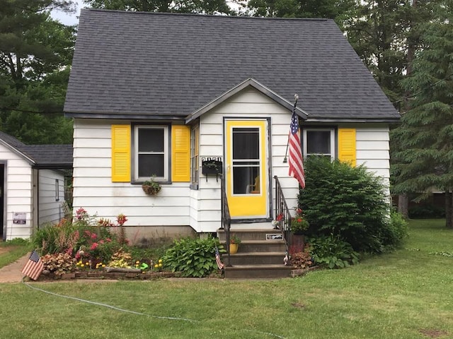 3151 Reddin Rd, Wisconsin Rapids, WI 54495 - view of front facade featuring entry steps, roof with shingles, and a front lawn