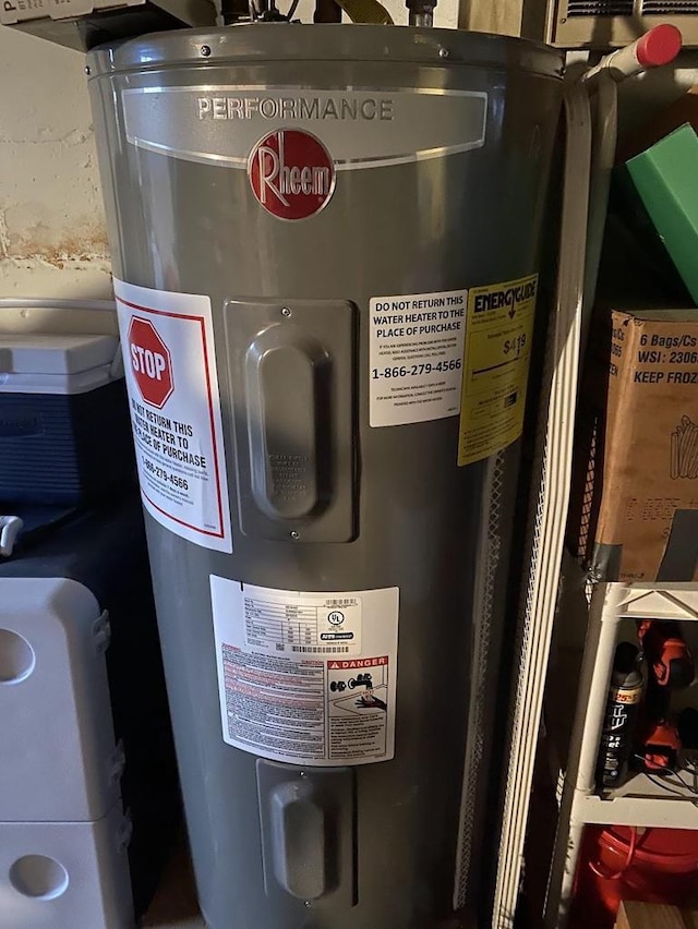 3151 Reddin Rd, Wisconsin Rapids, WI 54495 - utilities featuring electric water heater