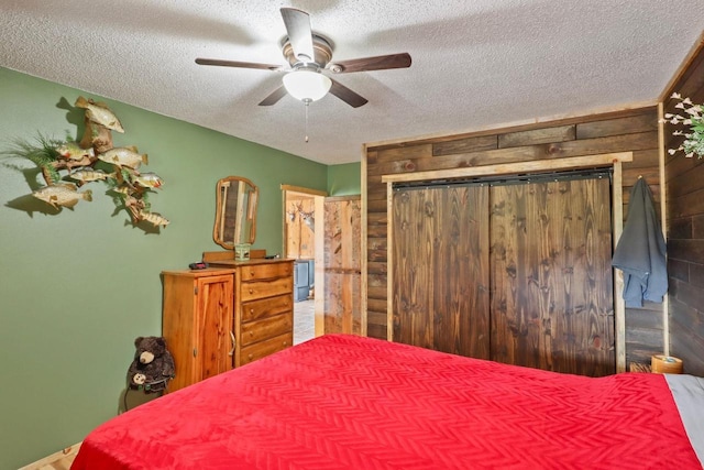 7454 State Highway 186, Arpin, WI 54410 - bedroom featuring a textured ceiling and ceiling fan