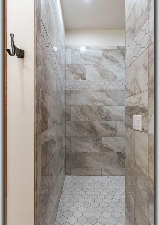 4140 N Prairie Rose Ln, Appleton, WI 54913 - bathroom with a tile shower