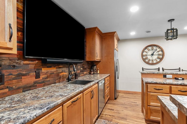 4140 N Prairie Rose Ln, Appleton, WI 54913 - kitchen with stainless steel appliances, tasteful backsplash, light wood-style flooring, recessed lighting, and decorative light fixtures
