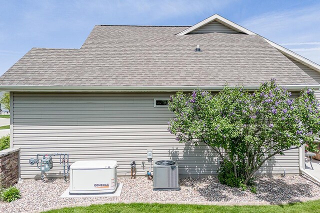 4140 N Prairie Rose Ln, Appleton, WI 54913 - view of side of property featuring a central air condition unit and roof with shingles