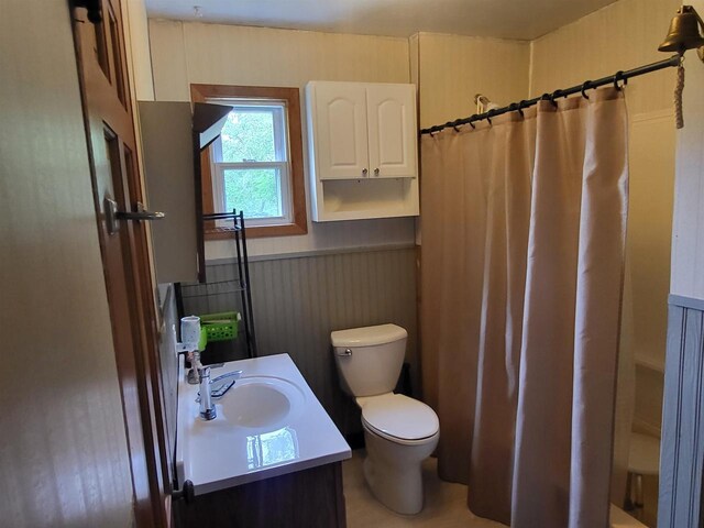 9317 N Arrowhead Shores Rd, Edgerton, WI 53534 - full bath featuring vanity, a shower with shower curtain, and a wainscoted wall