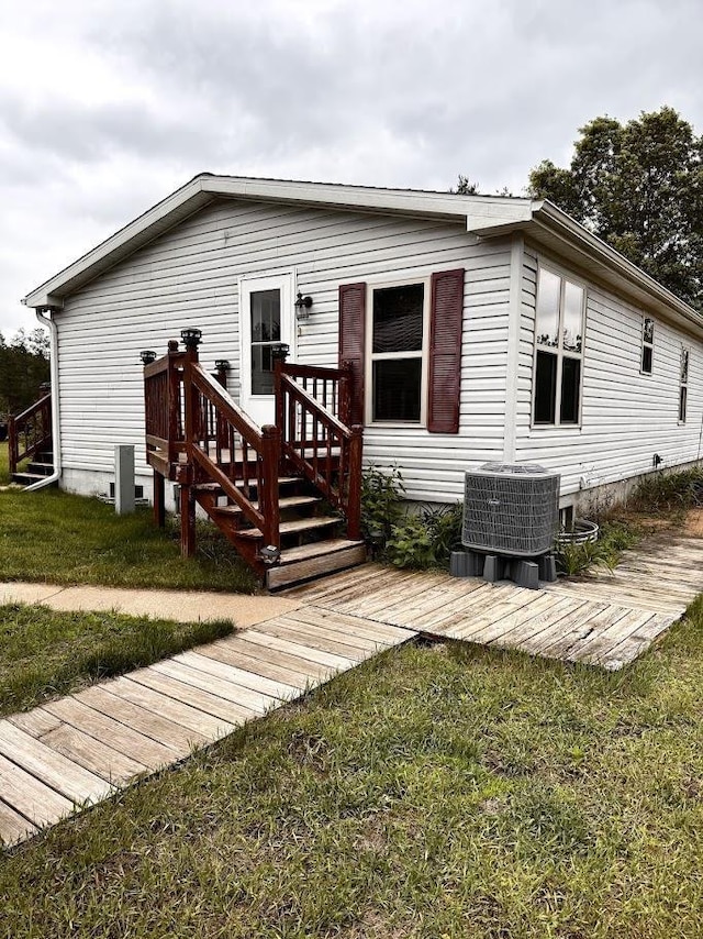 691 Valley Trl, Nekoosa, WI 54457 - rear view of house with a yard