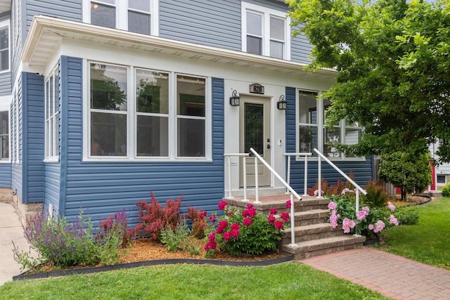 628 Broad St, Menasha, WI 54952 - view of front facade featuring a front lawn