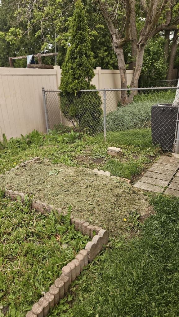 1518 Lathrop Ave, Racine, WI 53405 - view of yard