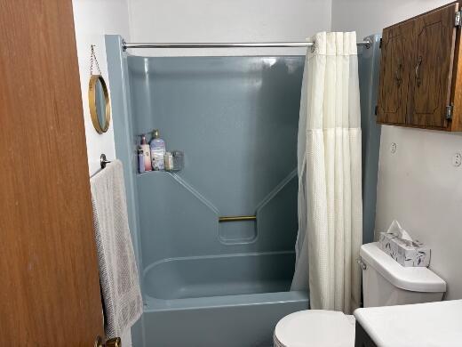 2408 Park Pl Unit D, Sheboygan, WI 53083 - full bath featuring shower / tub combo with curtain and vanity