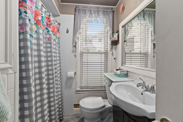 814 Quinney Ave, Kaukauna, WI 54130 - bathroom featuring toilet and curtained shower