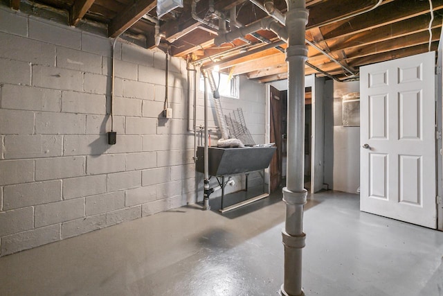 4636 N 19th St, Milwaukee, WI 53209 - below grade area featuring a sink