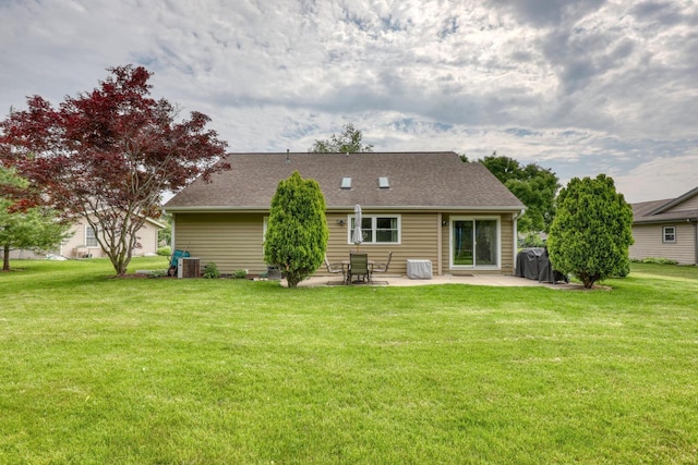 W227N2527 Meadowood Ln, Waukesha, WI 53186 - rear view of property featuring a patio, a yard, and roof with shingles
