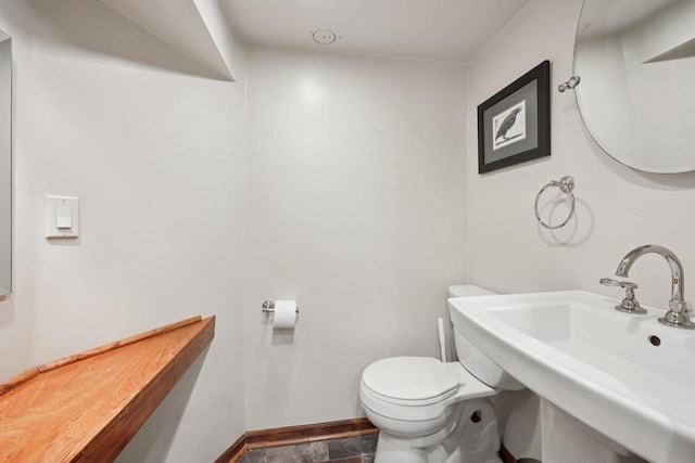 3154 N 82nd St, Milwaukee, WI 53222 - half bath featuring baseboards and toilet