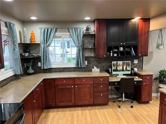 3158 Leslie Ln, Eau Claire, WI 54703 - kitchen with light wood finished floors, plenty of natural light, tasteful backsplash, and recessed lighting