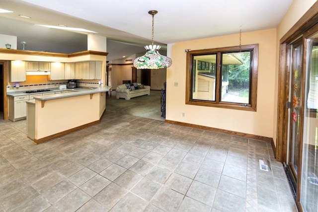 3381 S Highpointe Dr, New Berlin, WI 53151 - kitchen with gas cooktop, a breakfast bar, light countertops, a peninsula, and decorative light fixtures