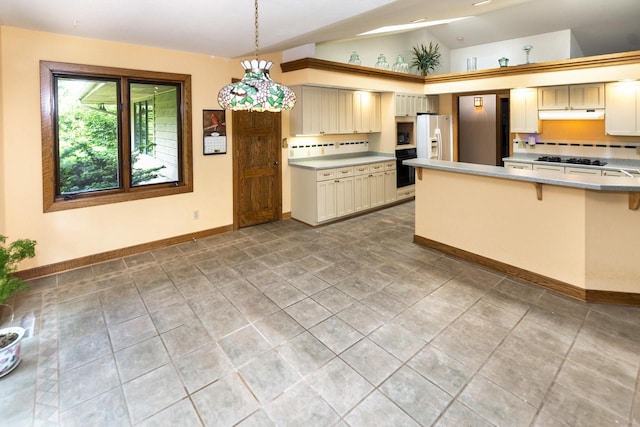 3381 S Highpointe Dr, New Berlin, WI 53151 - kitchen featuring lofted ceiling, backsplash, black appliances, under cabinet range hood, and a breakfast bar area