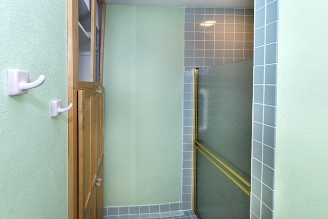3381 S Highpointe Dr, New Berlin, WI 53151 - full bath with a shower with door