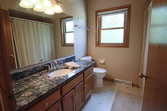 1000 Ridge Rd, Waukesha, WI 53186 - full bathroom with vanity, plenty of natural light, a chandelier, and a shower with curtain
