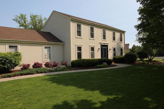 1000 Ridge Rd, Waukesha, WI 53186 - colonial house with a front lawn