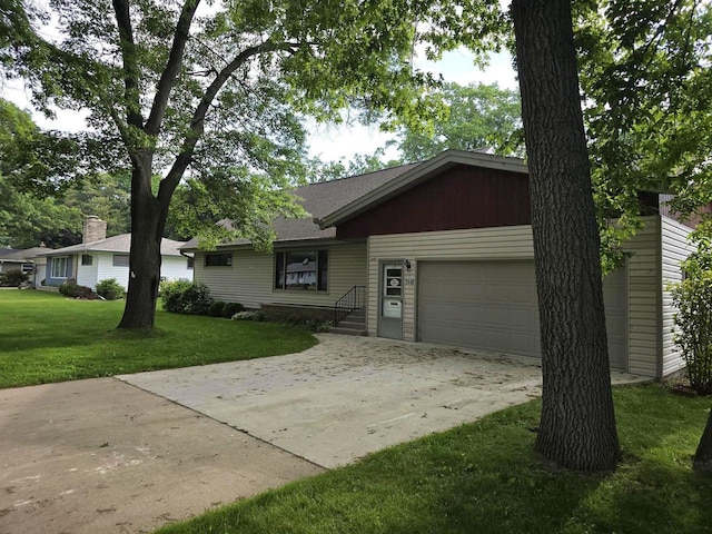 1440 4th St, Port Edwards, WI 54469 - single story home featuring an attached garage, a front yard, and driveway