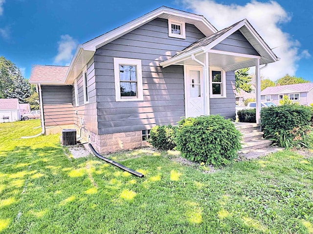 985 Higgins Ave, Neenah, WI 54956 - bungalow-style home featuring a front lawn