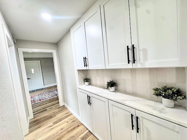 985 Higgins Ave, Neenah, WI 54956 - hall featuring light wood-type flooring and baseboards