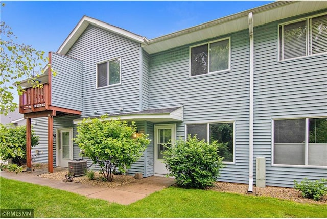 1754 Helena Rd, Oakdale, MN 55128 - back of property with a yard