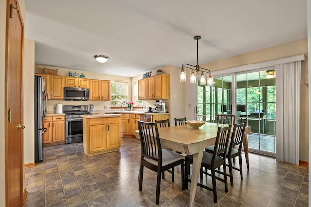 4140 W Lakeview Dr, Franklin, WI 53132 - dining area with baseboards