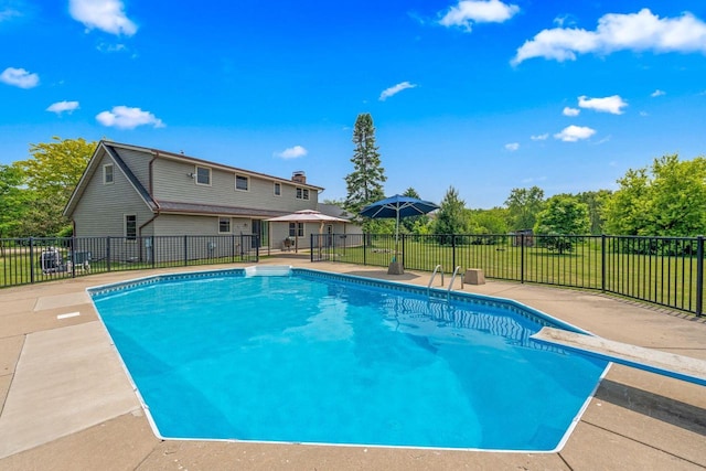 W330S7517 Split Rail Dr, Mukwonago, WI 53149 - view of swimming pool with a diving board