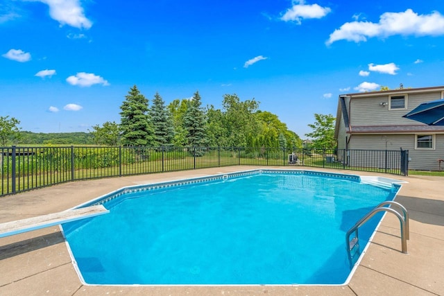 W330S7517 Split Rail Dr, Mukwonago, WI 53149 - view of pool with a diving board