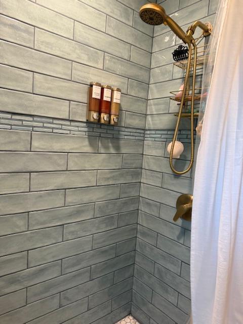 4005 86th Pl, Kenosha, WI 53142 - bathroom featuring a tile shower