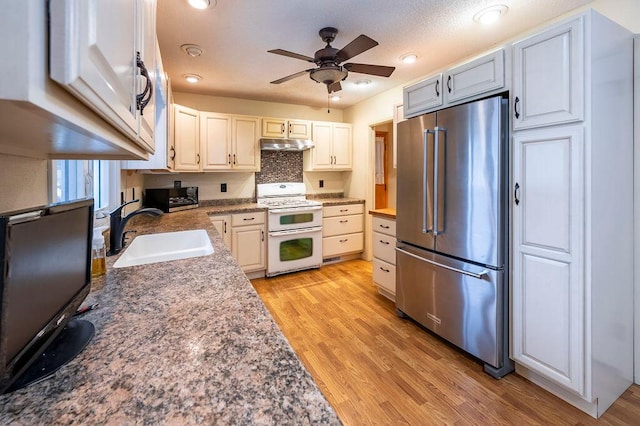 3424 Geneva Ln, La Crosse, WI 54601 - kitchen with high quality fridge, range with two ovens, ceiling fan, light wood finished floors, and under cabinet range hood