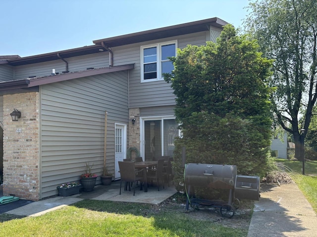 501 Hartridge Dr, Hartland, WI 53029 - back of house with a patio