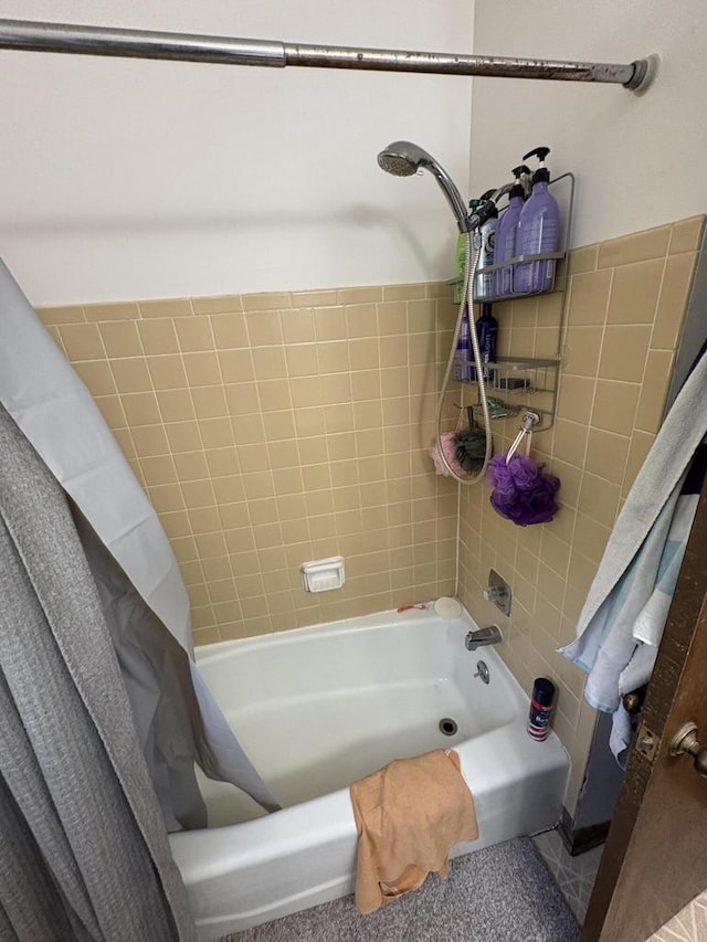 2712 Woodridge Ln, Waukesha, WI 53188 - bathroom featuring shower / bathtub combination with curtain