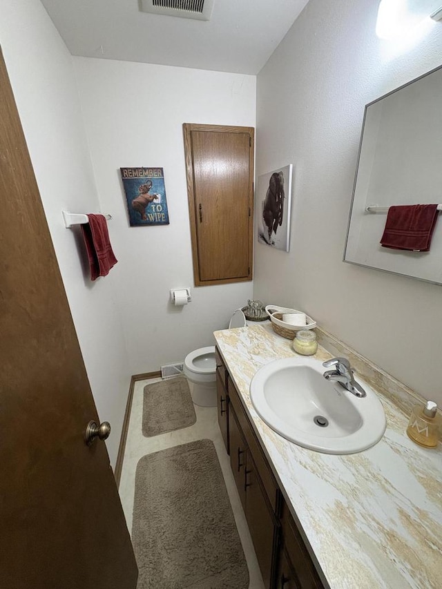 2712 Woodridge Ln, Waukesha, WI 53188 - half bath featuring vanity and toilet