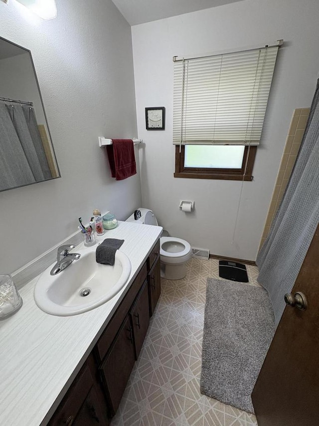 2712 Woodridge Ln, Waukesha, WI 53188 - full bath with vanity and a shower with shower curtain