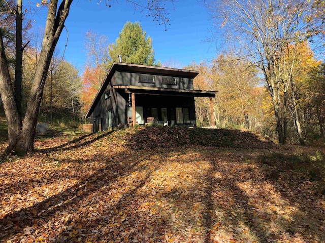 N4857 Oak Valley Ln, Elroy, WI 53929 - view of front facade featuring an outbuilding