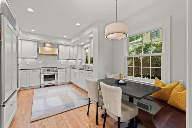 6123 N Berkeley Blvd, Whitefish Bay, WI 53217 - dining area featuring light wood-style floors and recessed lighting